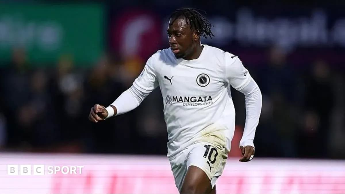 Futbolçu qolu qeyd edərək qaçır