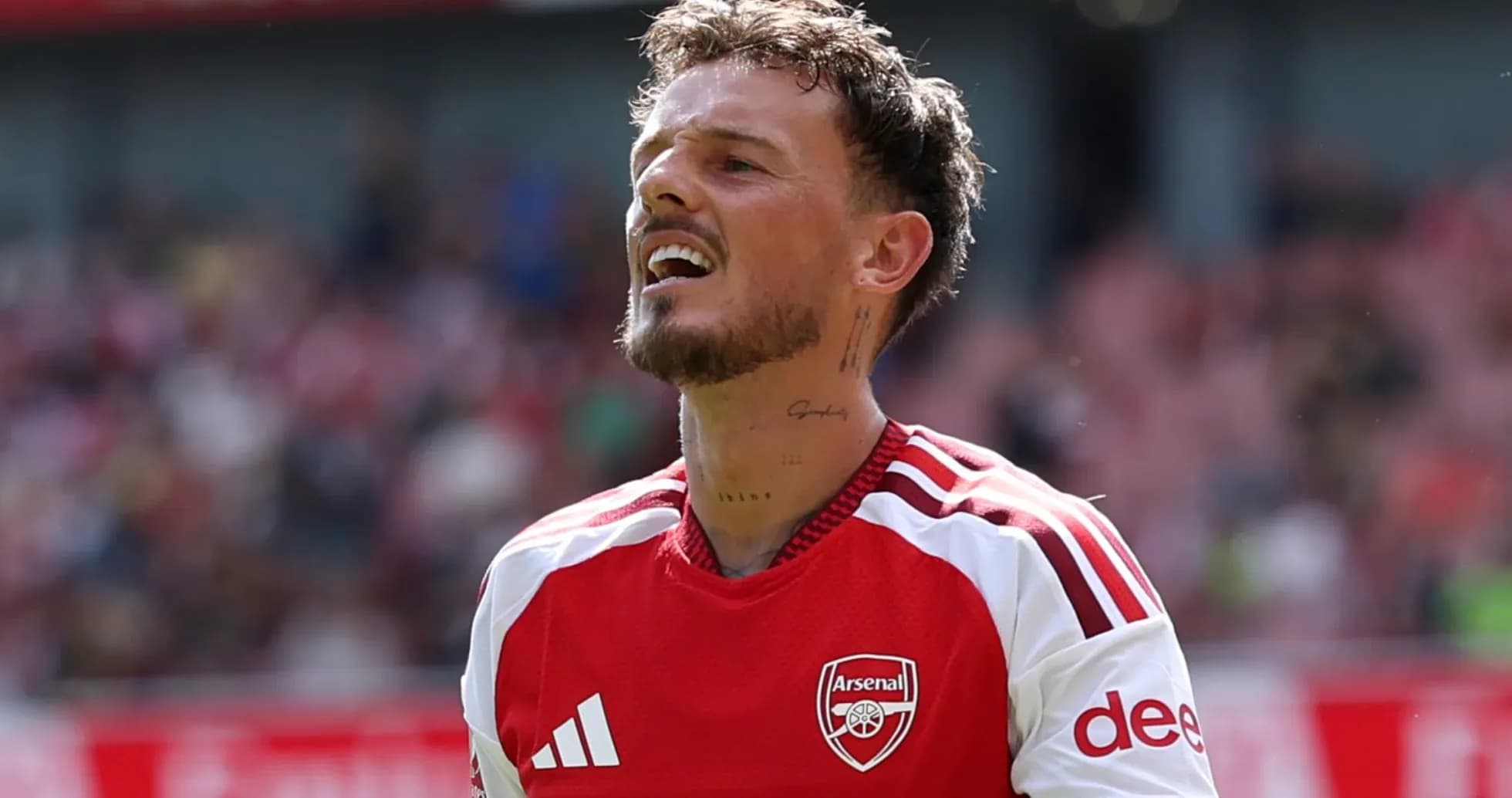 Futbolçu Arsenal formasında meydanda durur