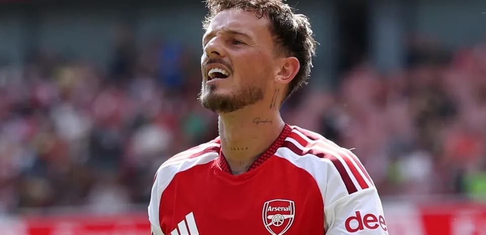 Futbolçu Arsenal formasında meydanda durur