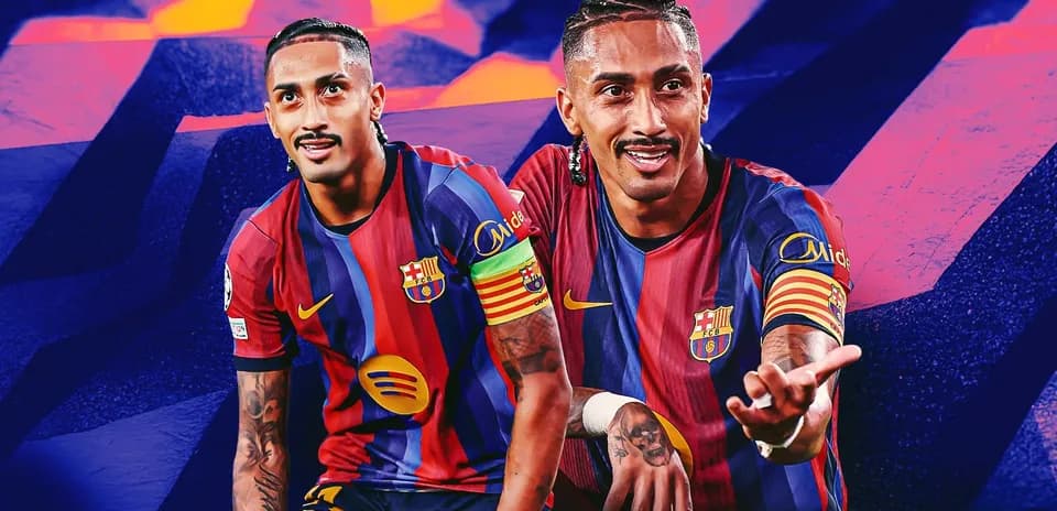 Futbolçu Barcelona formasında, iki pozada