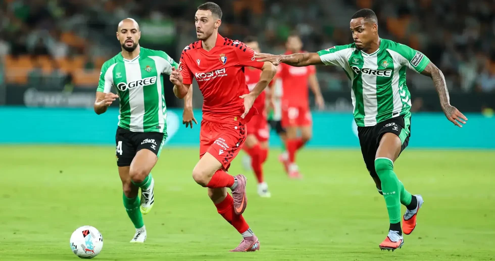 Osasuna və Real Betis futbolçuları top üçün mübarizə aparır
