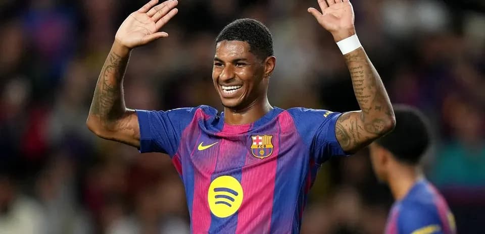 Futbolçu Barcelona forması ilə əl sallayır
