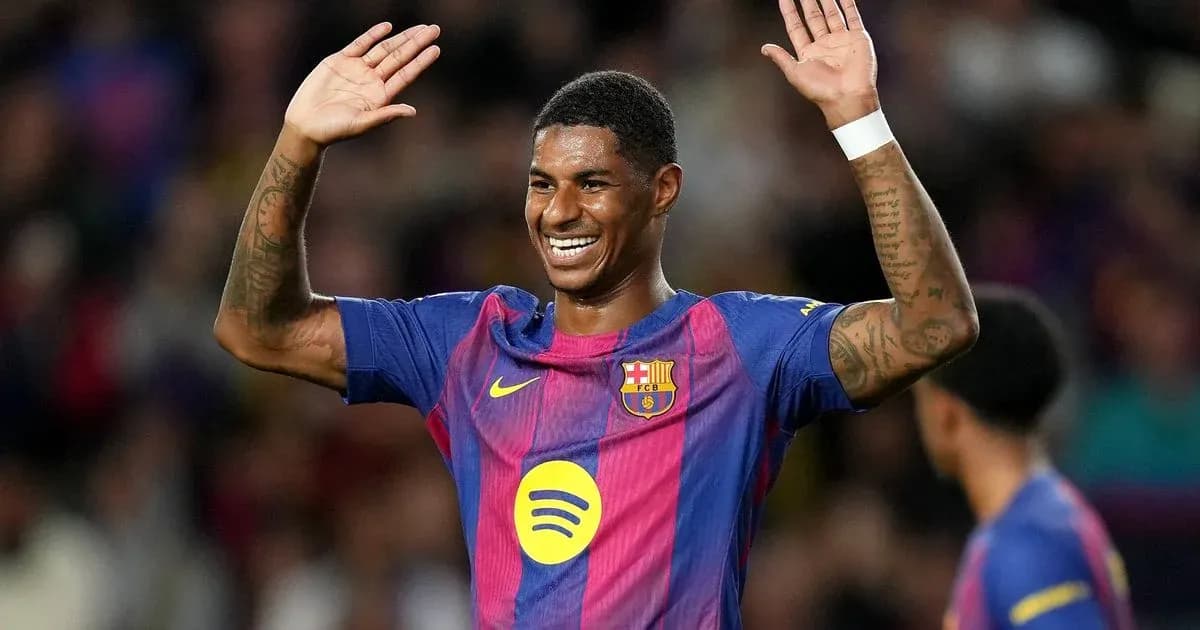 Futbolçu Barcelona forması ilə əl sallayır