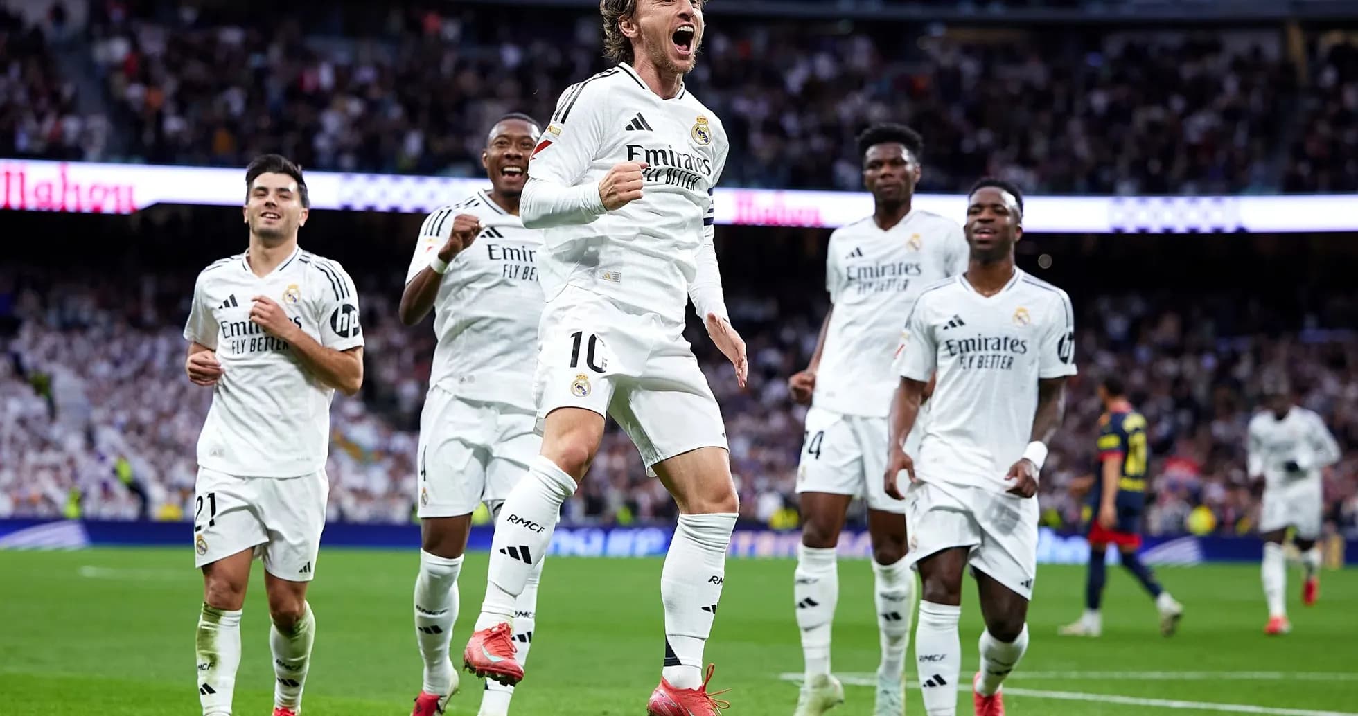 Real Madrid futbolçuları sevinir