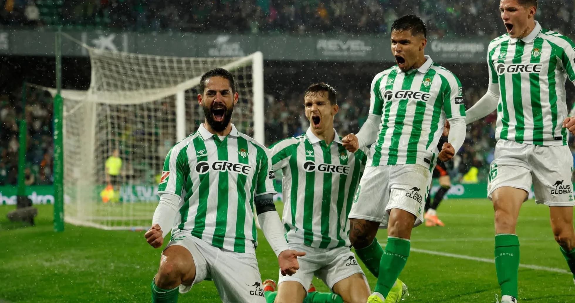 Real Betis futbolçuları qələbə sevinci yaşayır