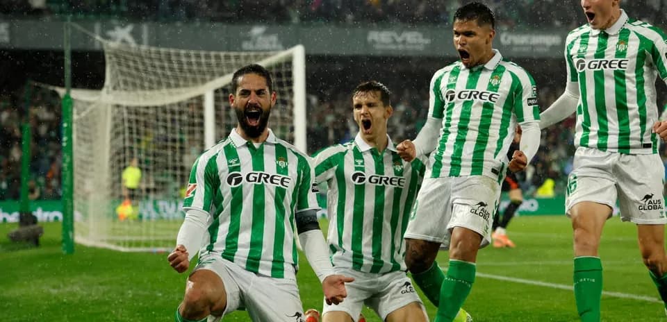 Real Betis futbolçuları qələbə sevinci yaşayır