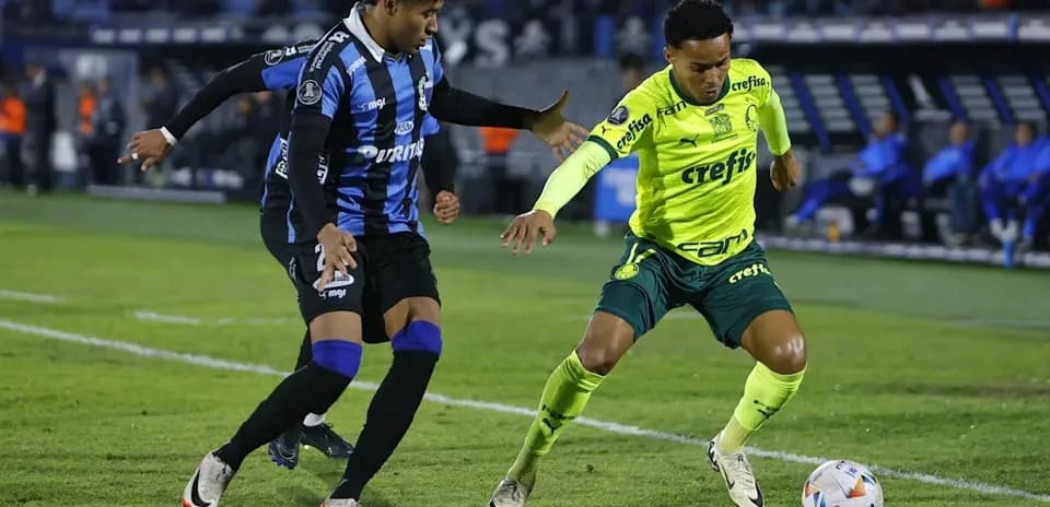 İki futbolçunun top üçün mübarizə aparması