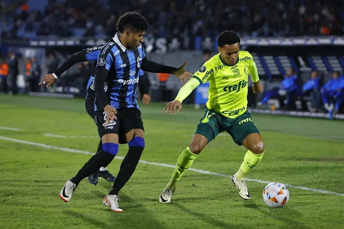 İki futbolçunun top üçün mübarizə aparması