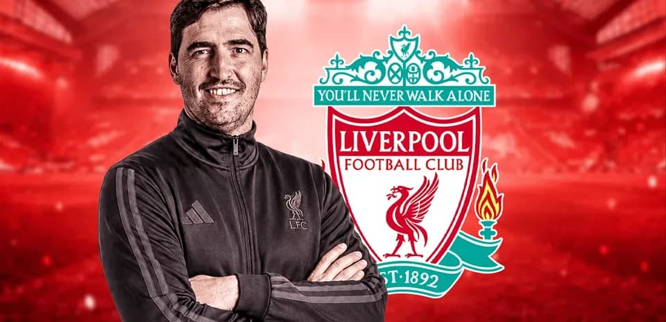 Kişi Liverpool futbol klubu logosu ilə