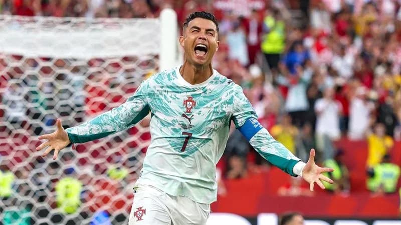Futbolçunun qolu qeyd etdiyi an