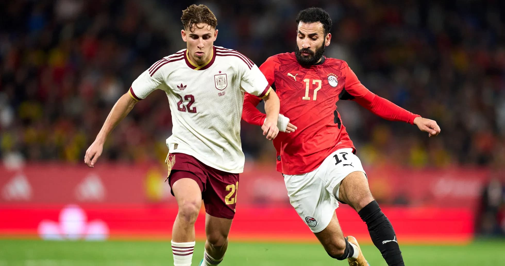 İspaniya və Misir oyunçuları top üçün mübarizə aparır