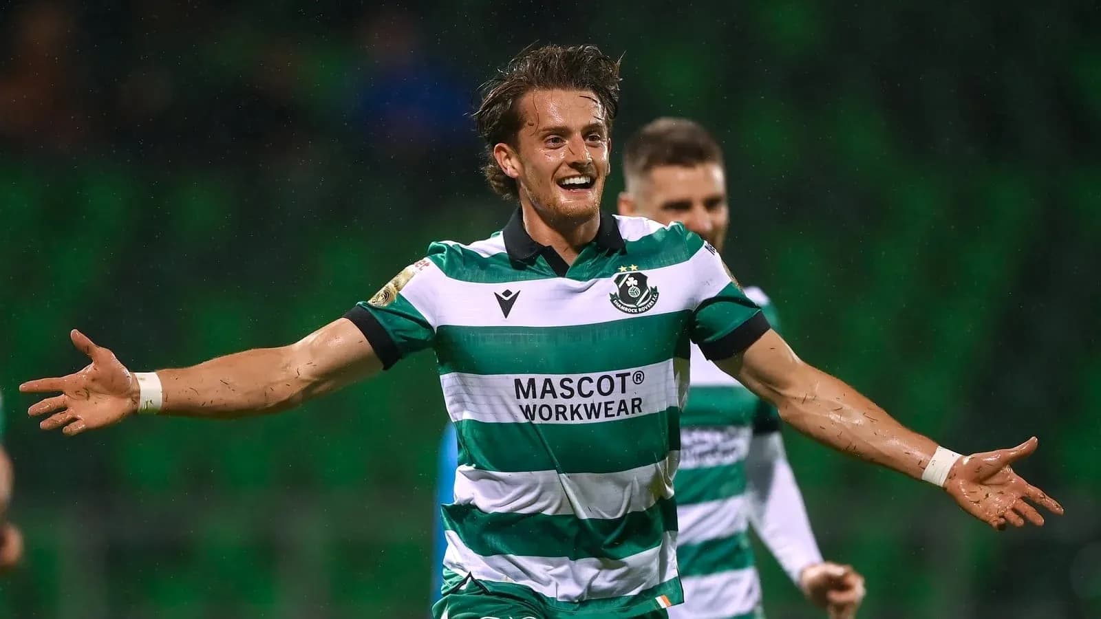 Futbolçu qolu qeyd edərək sevinir
