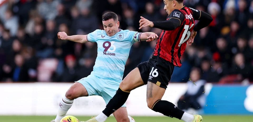 Burnley və Bournemouth futbolçuları mübarizə aparır