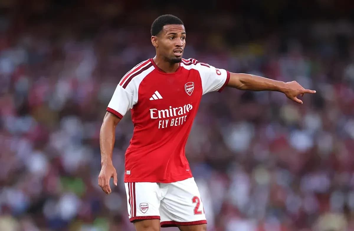 Futbolçu Arsenal formasında meydançada yer alır