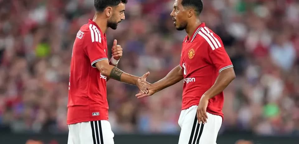 İki Manchester United oyunçusu bir-biri ilə danışır