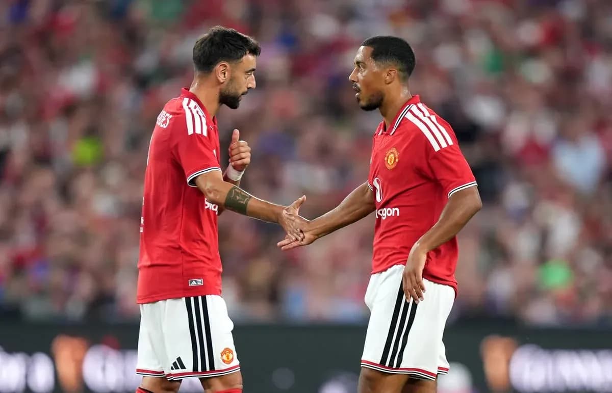 İki Manchester United oyunçusu bir-biri ilə danışır