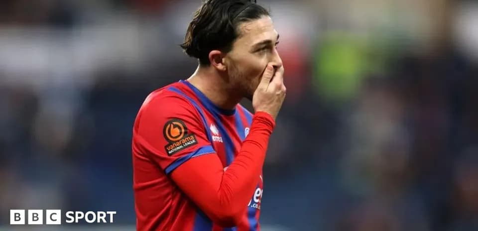 Futbolçu meydanda əlləri ilə üzünü tutaraq düşünür