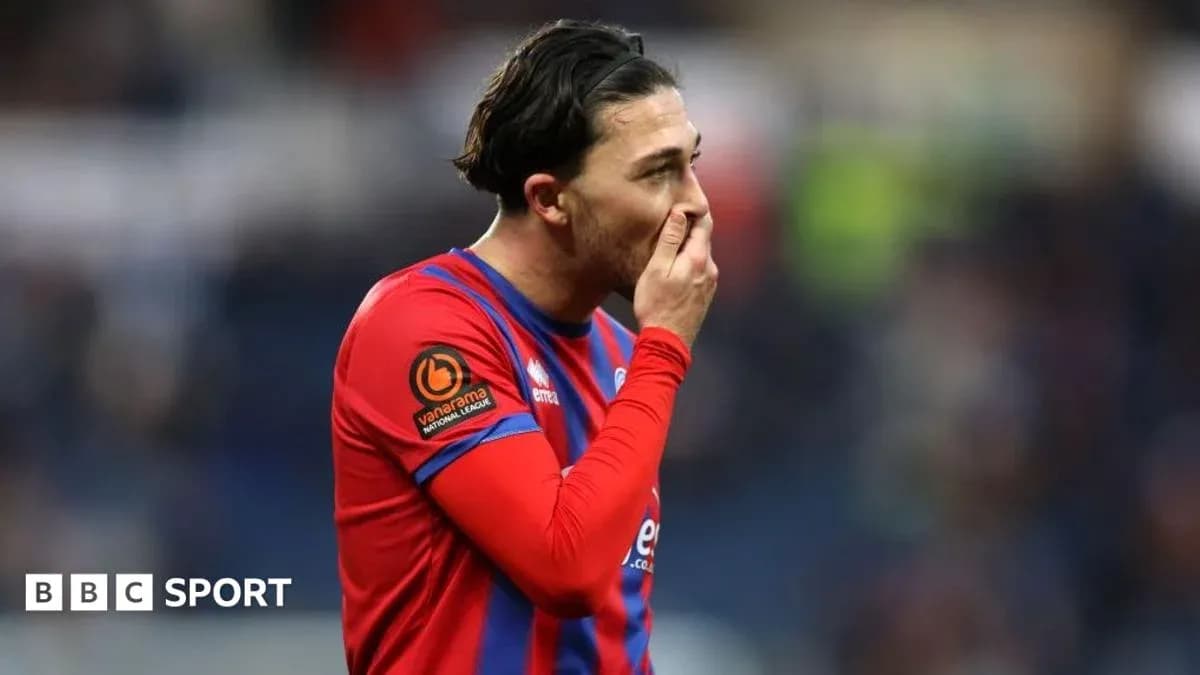 Futbolçu meydanda əlləri ilə üzünü tutaraq düşünür