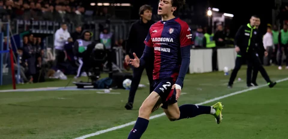 Futbolçu topa doğru sprint edir, Cagliari formasıda