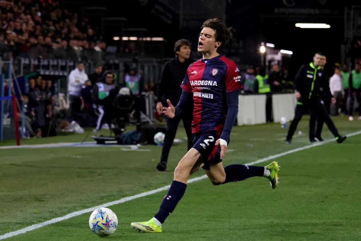 Futbolçu topa doğru sprint edir, Cagliari formasıda