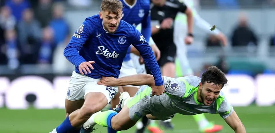 Everton və Manchester City oyunçuları mübarizə aparır
