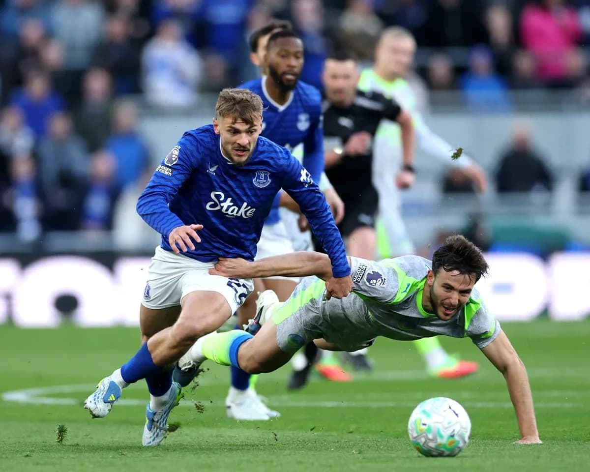 Everton və Manchester City oyunçuları mübarizə aparır