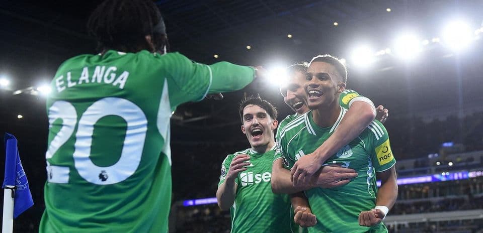 Futbolçuların qələbə sevinci