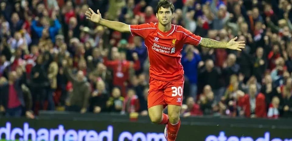 Futbolçu qolu qeyd edir, Liverpool stadionunda