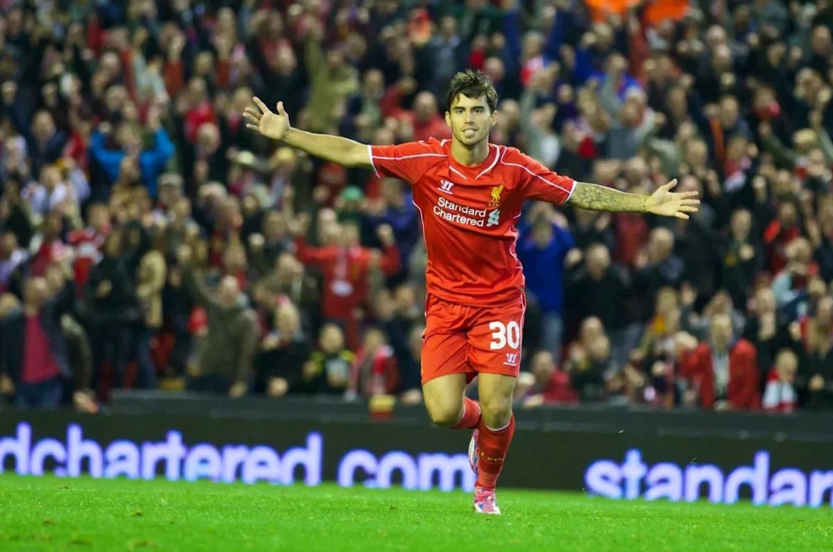 Futbolçu qolu qeyd edir, Liverpool stadionunda
