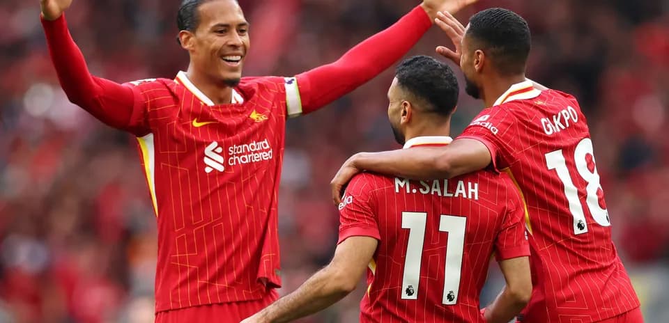 Liverpool futbolçuları sevinir
