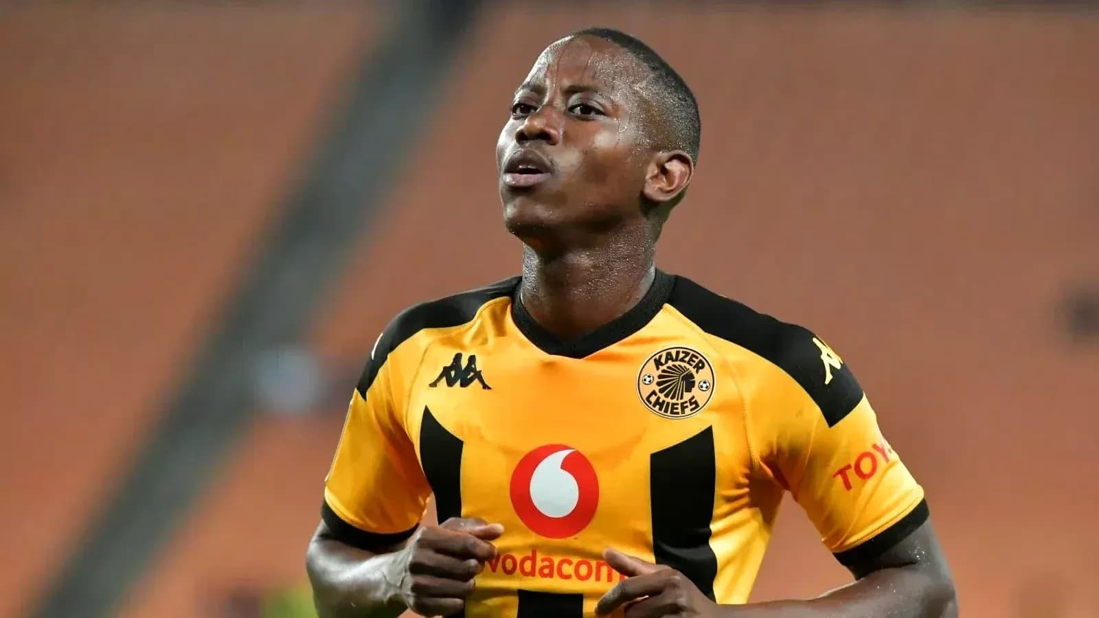 Futbolçu KAIZER CHIEFS formasında oyunda