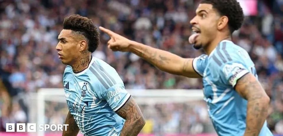İki futbolçu qeyd etmə anında bir-birinə baxır