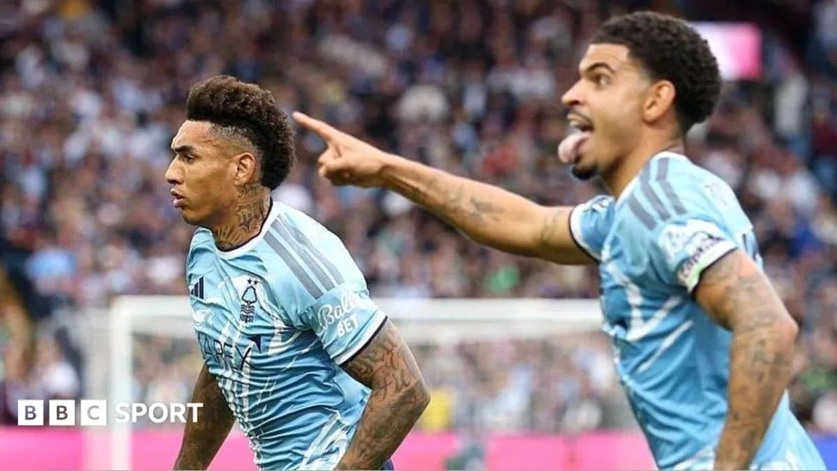 İki futbolçu qeyd etmə anında bir-birinə baxır