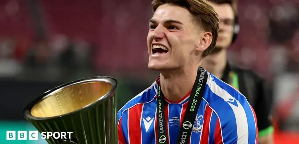 Futbolçu çempionluq kubokunu qaldırır