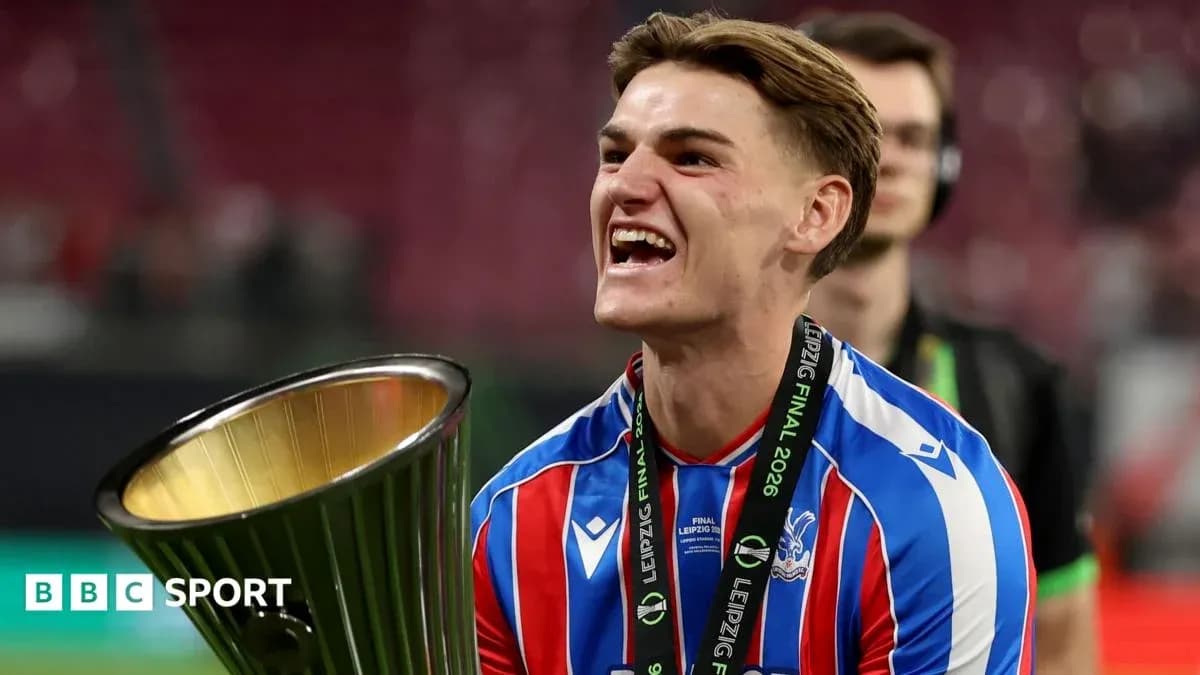 Futbolçu çempionluq kubokunu qaldırır