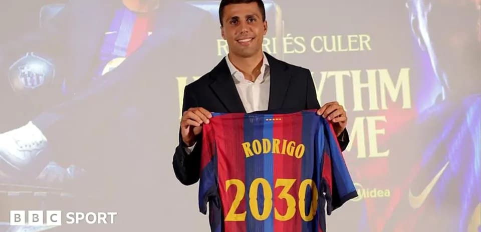 Futbolçu Rodrigo Barcelona formasını təqdim edir