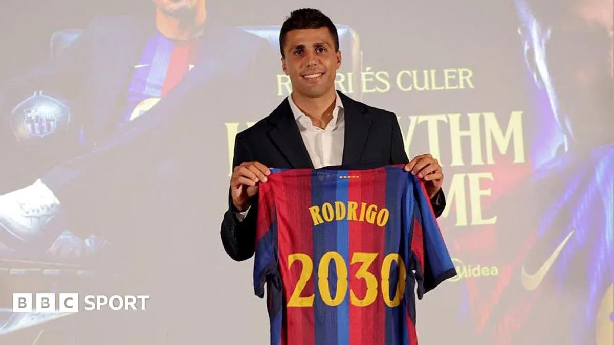 Futbolçu Rodrigo Barcelona formasını təqdim edir