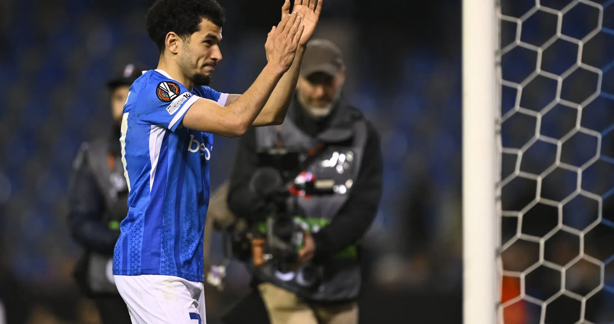 Futbolçu azarkeşləri alqışlayır oyun sonrası