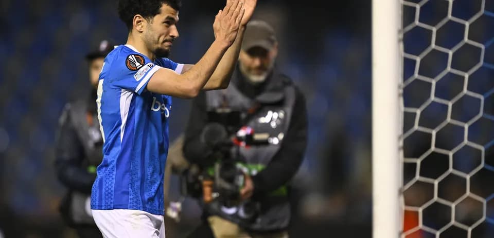 Futbolçu azarkeşləri alqışlayır oyun sonrası