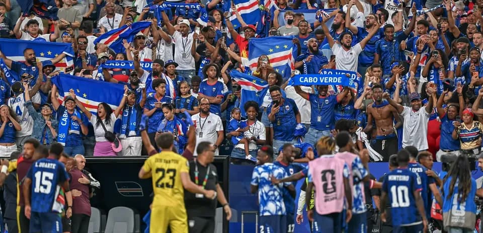 Cabo Verde azarkeşləri matç zamanı