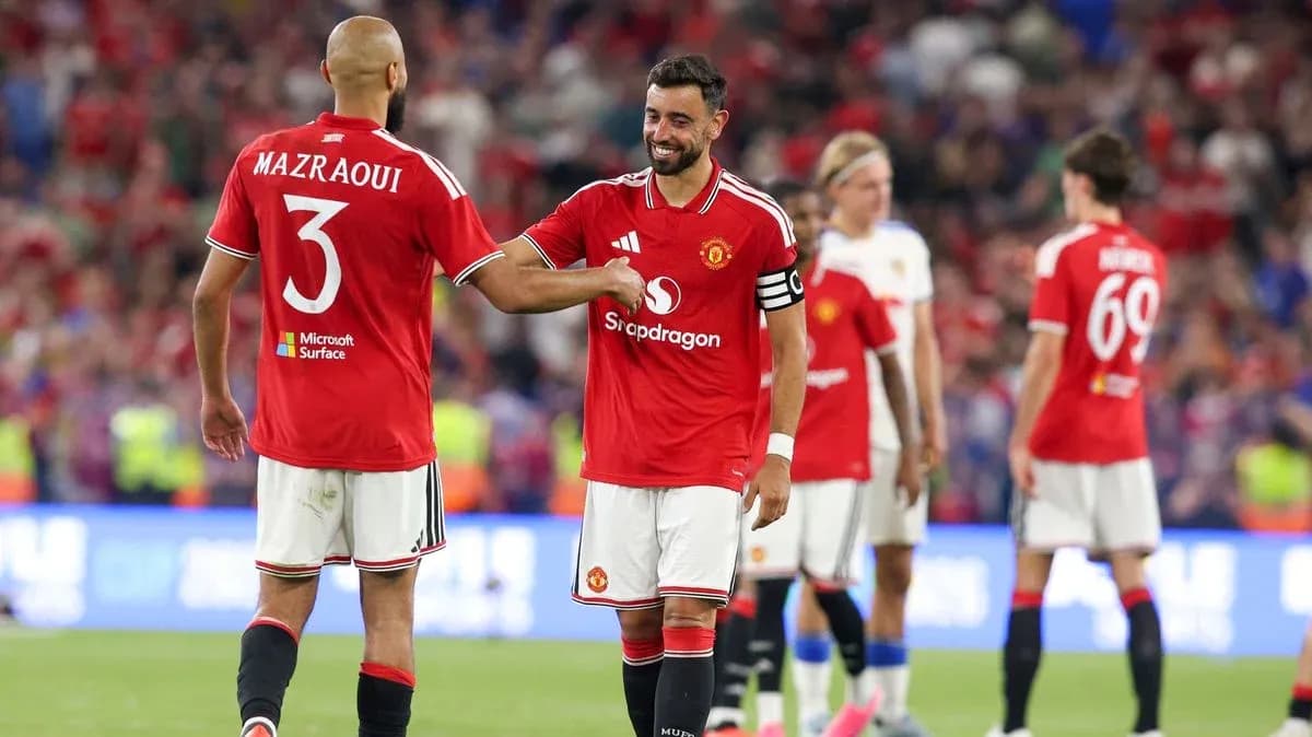 Bruno Fernandes and Mazraoui celebrating after match