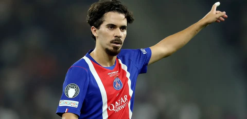 Futbolçu oyun zamanı əlinin işarəsini edir