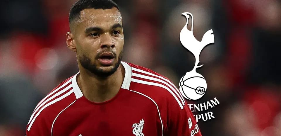 Futbolçu Liverpool forması geyinib, oyun zamanı