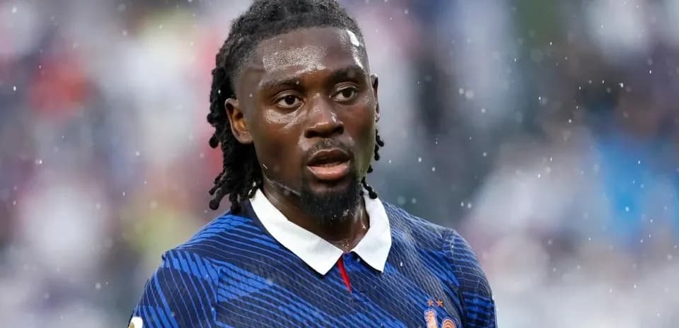 Futbolçu Fransa formasında yağışda meydanda