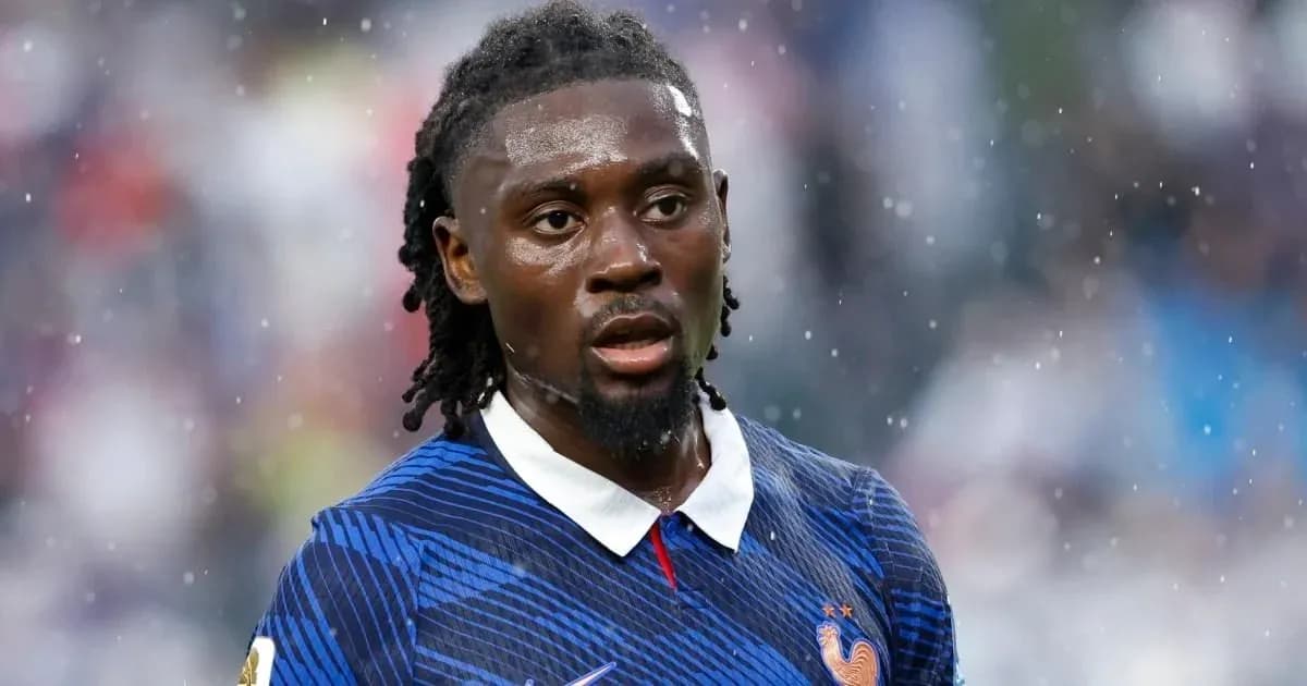 Futbolçu Fransa formasında yağışda meydanda