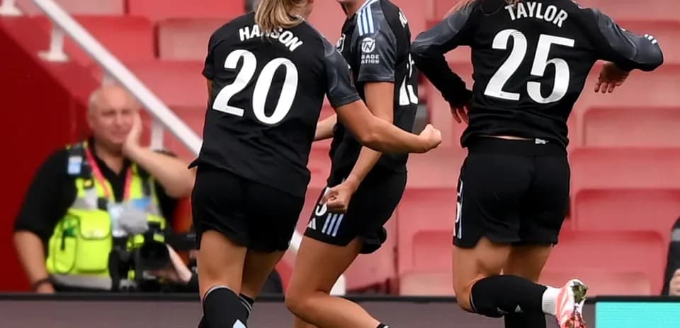 Qol sevincini qeyd edən futbolçular