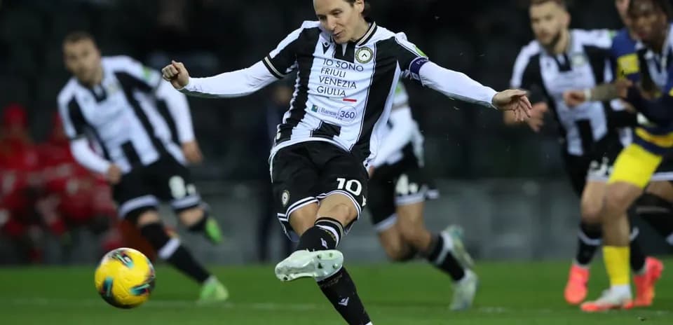 Udinese oyunçusu penalti atır