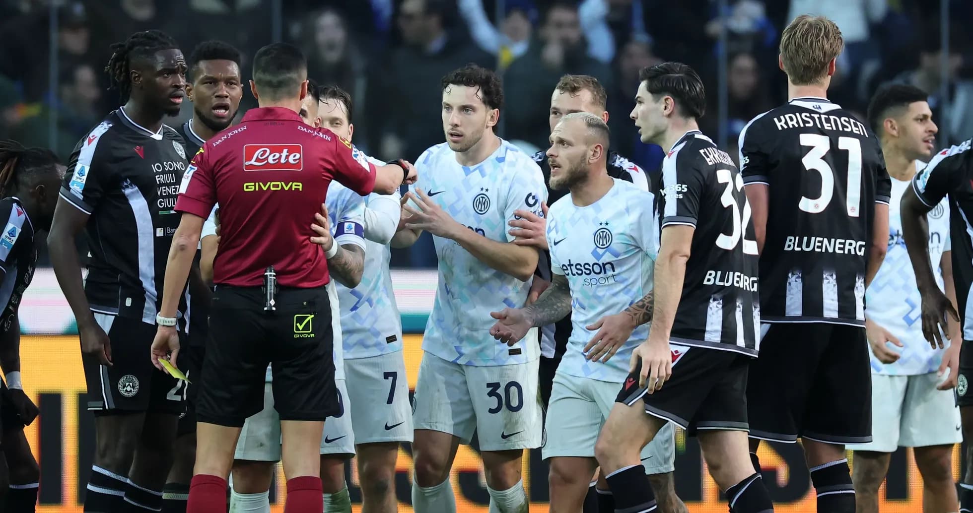 İnter və Udine oyuncuları hakimlə mübahisə edir
