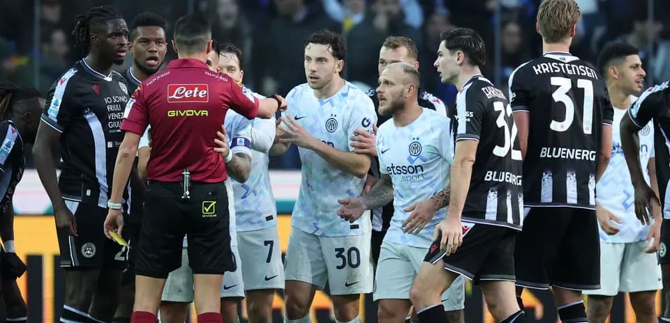 İnter və Udine oyuncuları hakimlə mübahisə edir