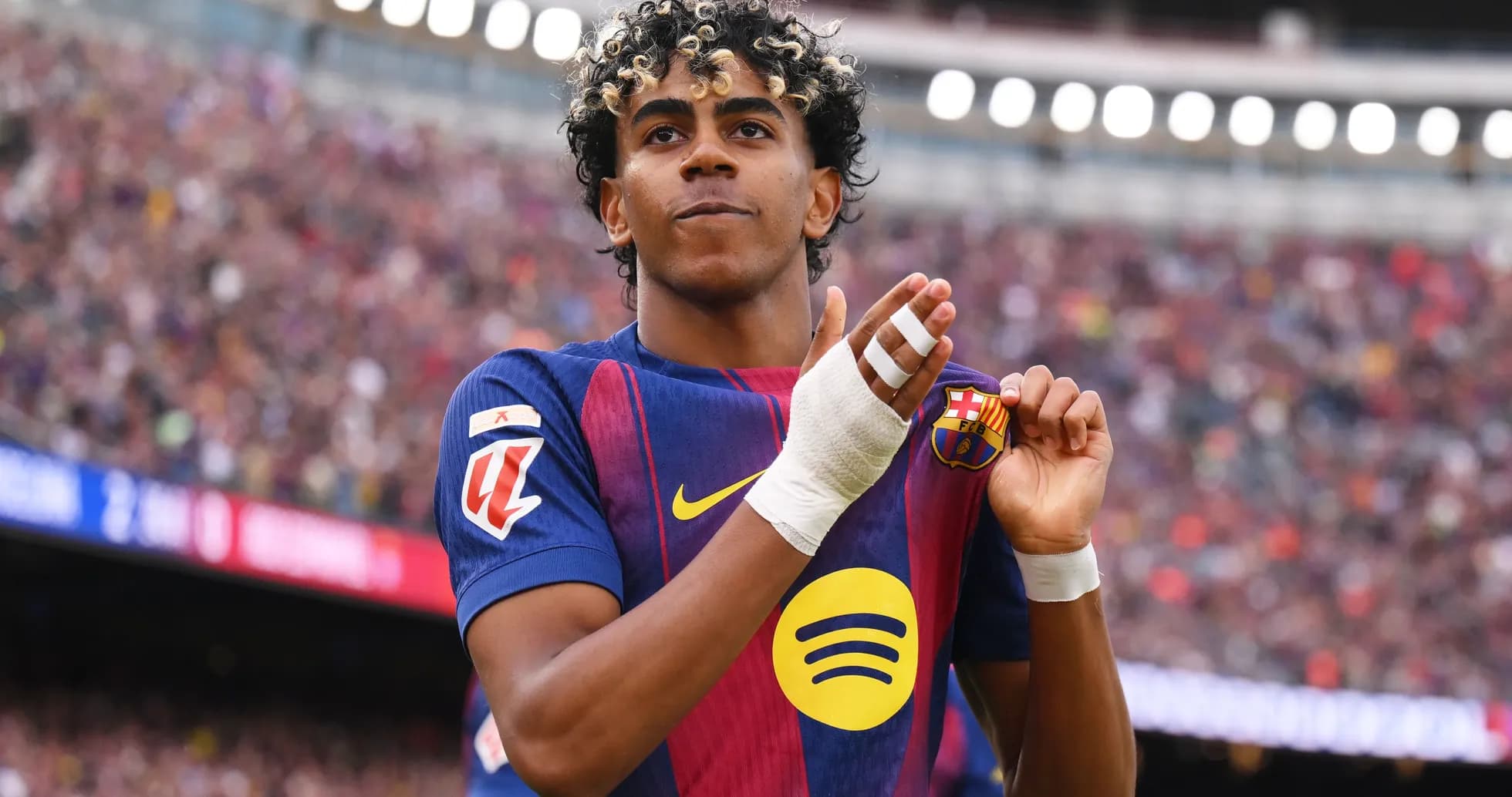 Futbolçu Barcelona emblemine toxunur, stadionda